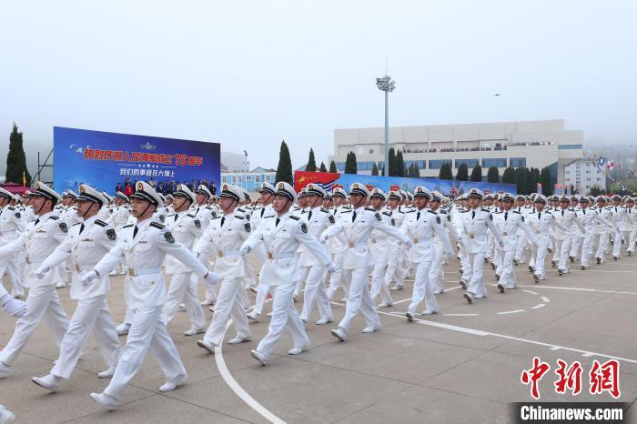4月23日，海军大连舰艇学院举行庆祝海军成立75周年纪念日系列活动。黎明宇 　摄
