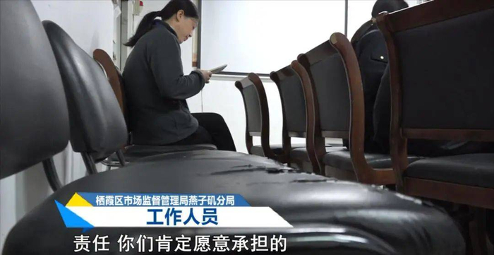   随后赶到的双汇火腿肠供货方代表来到现场，对求助人李女士购买的变质火腿肠进行了检查。