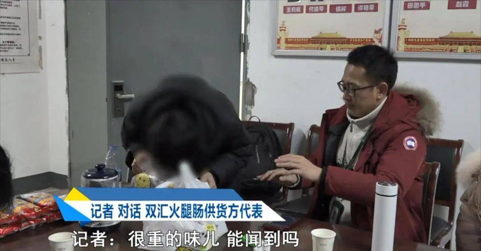   经过仔细辨认和检查，双汇火腿肠供货方代表表示，产品确实存在问题，他们愿意承担相应责任。