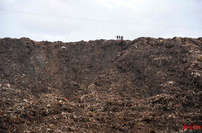 ▲人站在“垃圾山”上显得如此渺小