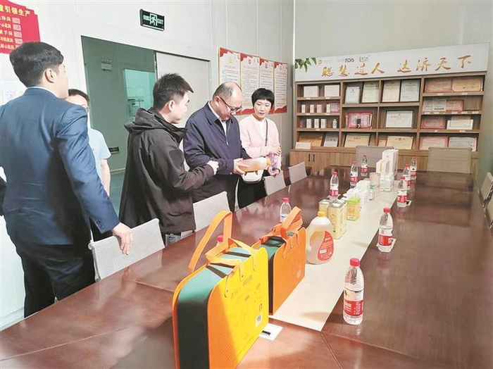     中国农业银行草湖兵团分行开展入企走访活动，及时掌握企业生产经营情况（资料图片）。