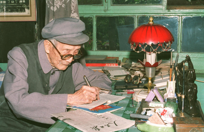 1997年，一位106岁的老人在读书读报之后，写下笔记和心得体会。