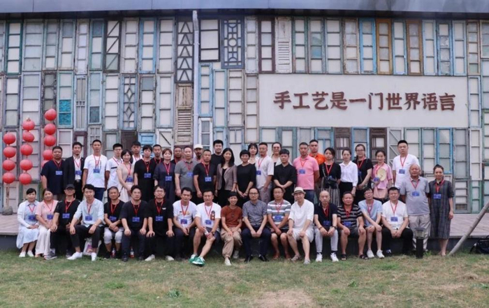 举办《当代工艺美术创造性转化与创新性发展》高级研修班）