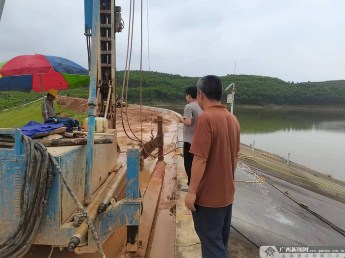 4月22日开展六思水库除险加固项目防洪安全现场检查。江南区水利局供图