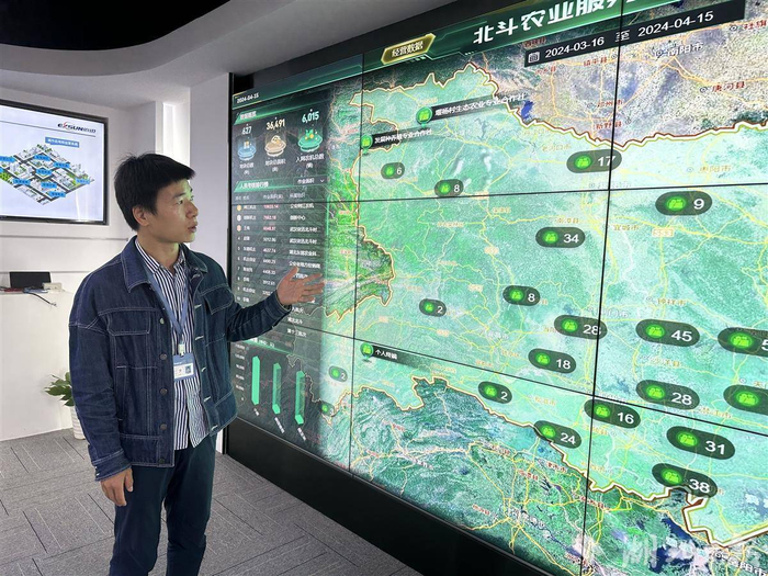 依迅北斗品牌总监徐丁介绍北斗农业服务管理系统。（湖北日报全媒记者 许旷 摄）