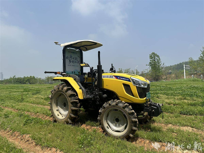 无人驾驶的拖拉机便驶向试验场地。（湖北日报全媒记者 许旷 摄）