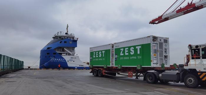 洋山港海事局全程保障船舶进港靠泊和港内充换电作业安全。