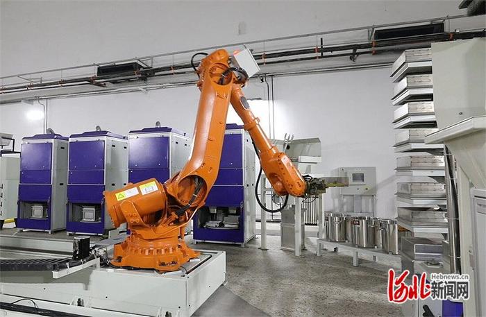 4月9日，唐钢铁钢检测中心的机器人对钢样进行自动抓取。 河北日报记者 贡宪云摄