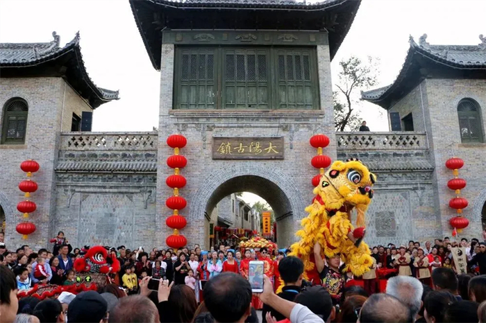 社火上百人的演出名额先到先得,为了让更多人有机会上场,大阳古镇每个