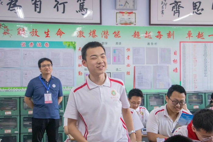 各大高校招生老师走进十三中各班介绍各自学校并解答同学们关于高招的问题。