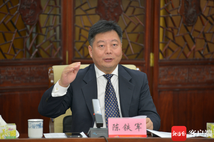 省旅文厅厅长陈铁军主持并发布五一假日旅游产品及服务保障信息。记者 陈卫东 摄