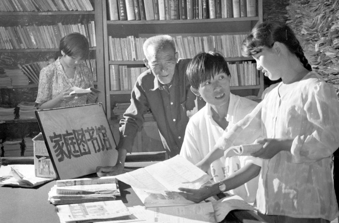 1996年，山西省永济市张坊村村民在农民家庭图书馆里研读书籍，讨论问题。