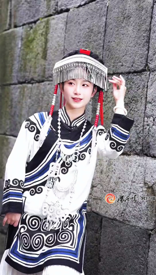 女孩展示彝族服饰。中国建筑第八工程局南方公司基础设施分公司 供图