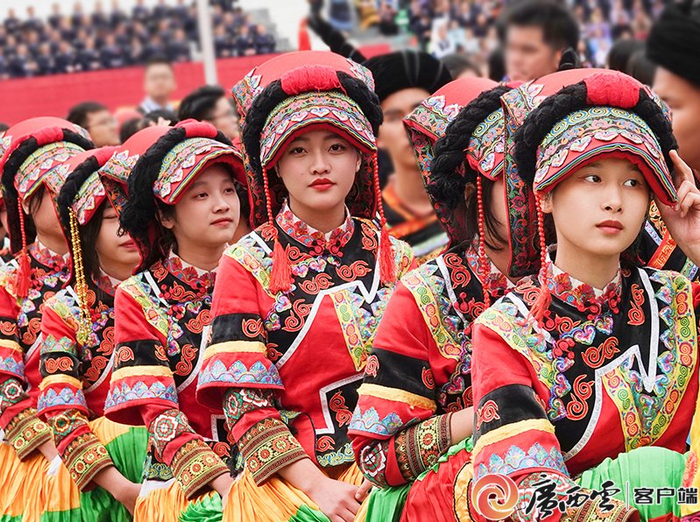 2023年3月28日，隆林各族自治县成立70周年庆祝大会上，身着彝族服饰的女孩们。覃文武 摄