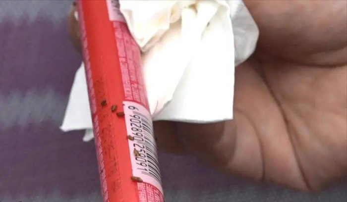   就在吃掉火腿肠的第二天，李女士的孩子就出现了呕吐情况，而呕吐是否与变质火腿肠相关，还需要医院的进一步检查。