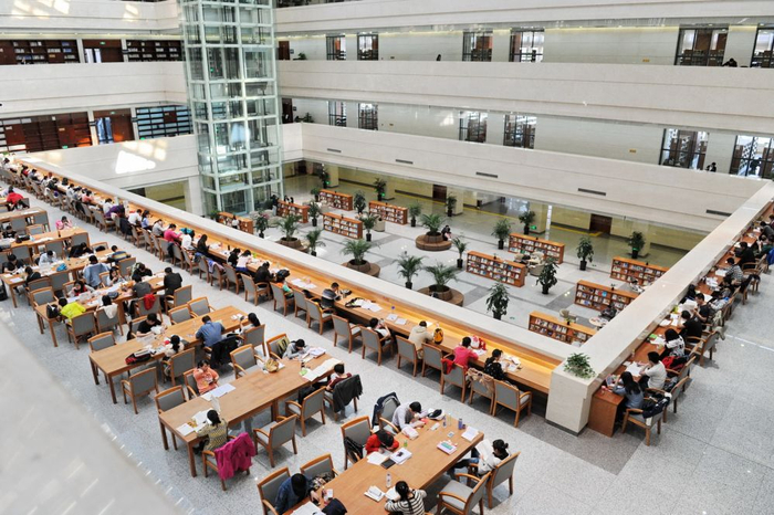 2015年4月22日，市民在位于长春市的吉林省图书馆内阅读、学习。