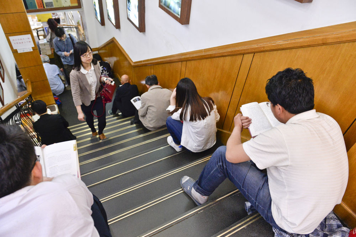 2015年4月23日，读者在北京三联韬奋书店海淀分店内阅读。