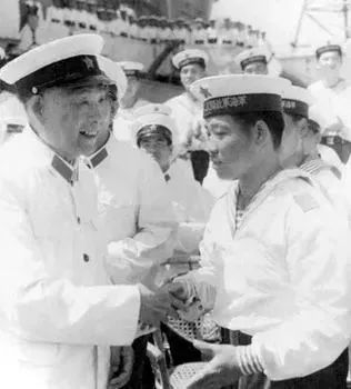 肖劲光和水兵们握手 图源：人民日报