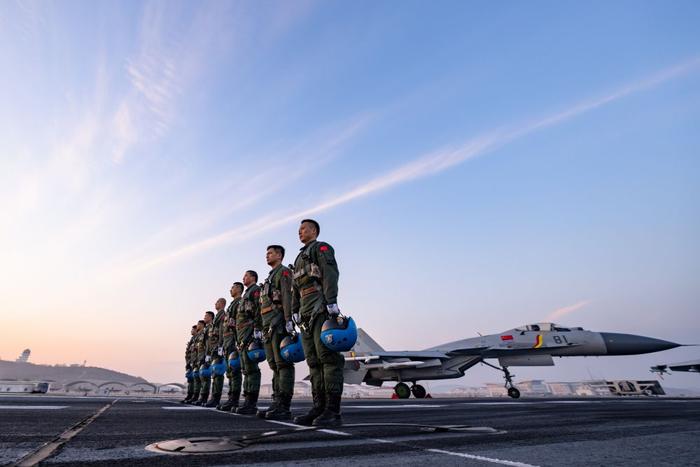  海军航空大学某基地舰载机飞行教官群体（2021年12月11日摄）。新华社发（万全 摄）