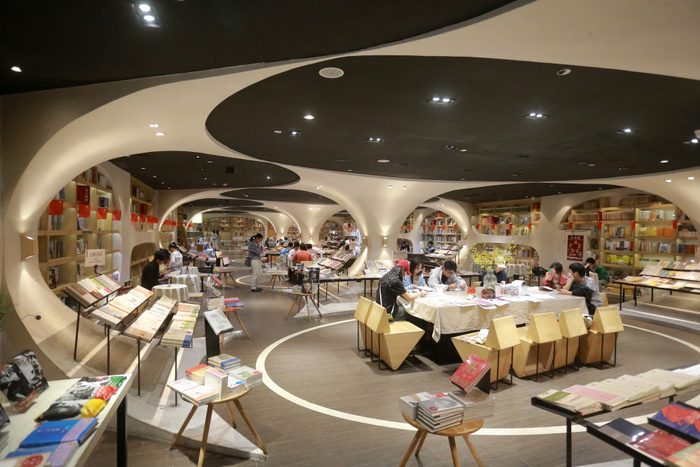 2023年10月2日，在江苏省扬州市钟书阁（珍园店）内，读者在阅读书籍。