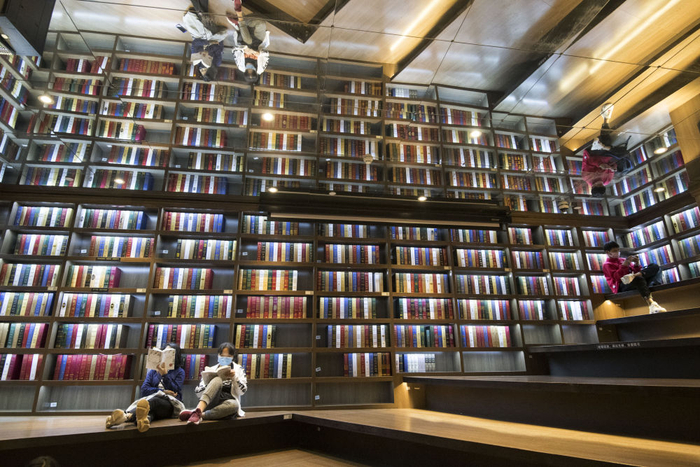 2020年3月21日，在贵州省贵阳市观山湖区一家实体书店内，市民在阅读书籍。