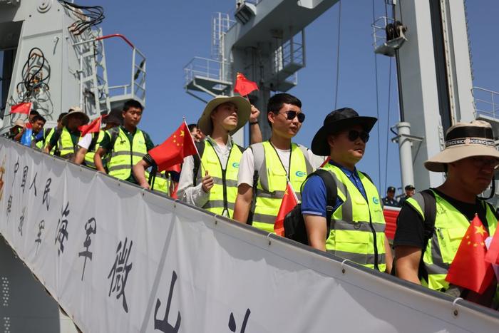 2023年4月29日，从苏丹撤离的中国公民乘坐中国海军微山湖舰抵达沙特阿拉伯吉达港。新华社记者 王海洲 摄