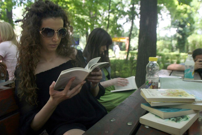 2010年5月29日，在罗马尼亚首都布加勒斯特，人们在该市最大的赫勒斯特勒乌公园里读书。
