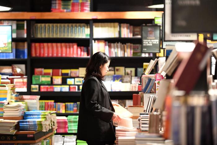   4月21日，顾客在贵州省仁怀市西西弗书店选择书籍。新华社发（陈勇摄）
