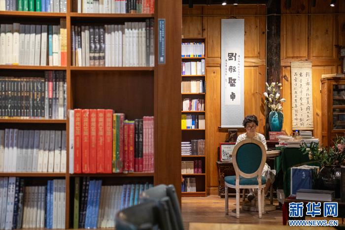 读者在东方书店内看书（4月19日摄）。新华网发（朱棪 摄）