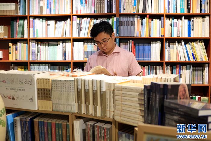 读者在东方书店内看书（4月13日摄）。新华网 李浩 摄