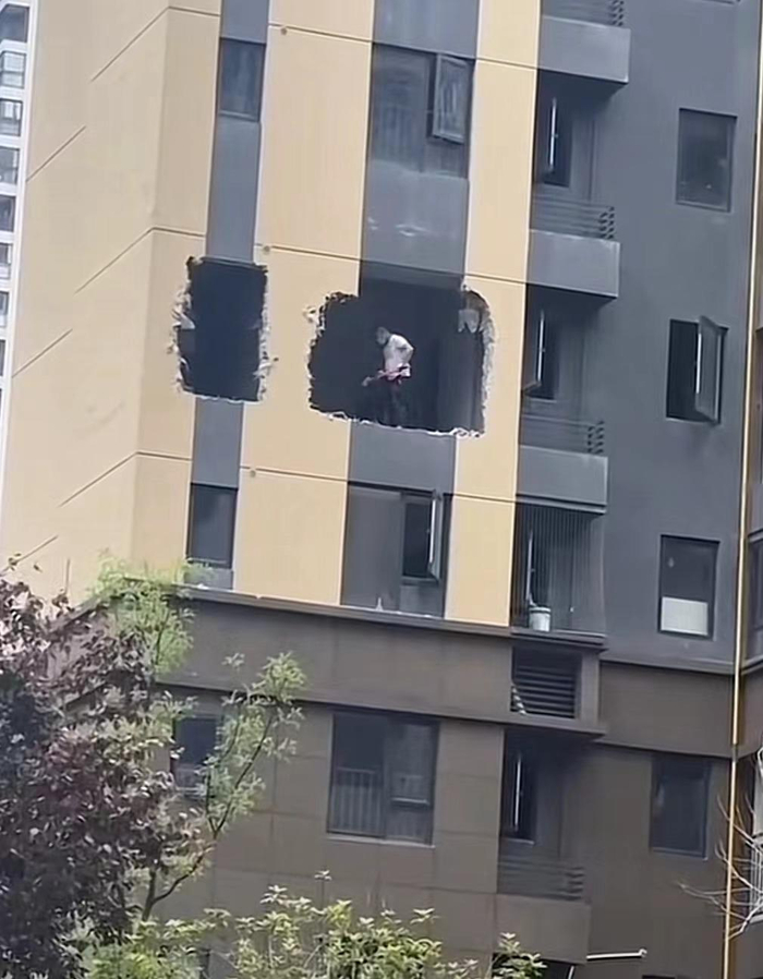 ▲单元楼的外立面被破坏 视频截图