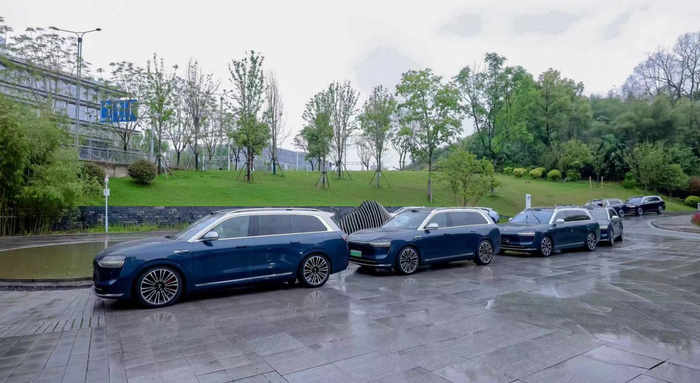 问界M9试驾车队出发。 赛力斯汽车供图 华龙网发