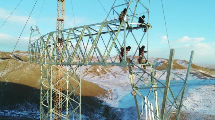 国网青海电力施工人员在青豫特高压输电线路工程开展施工作业。王国栋 摄