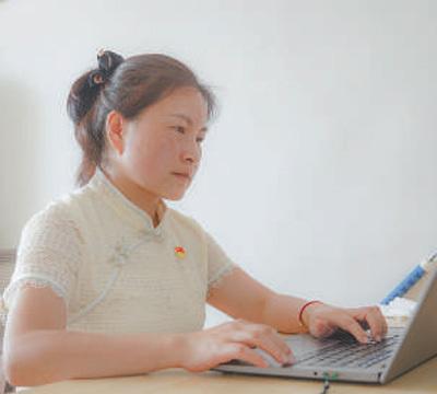 刘芳在使用盲人电脑办公。受访者供图