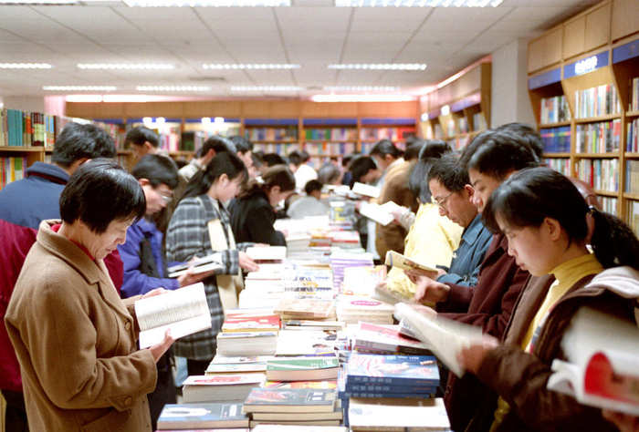 1998年春节期间，上海图书馆内人流如织。