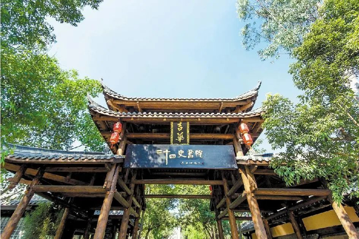 ▲深圳甘坑古镇二十四史书院