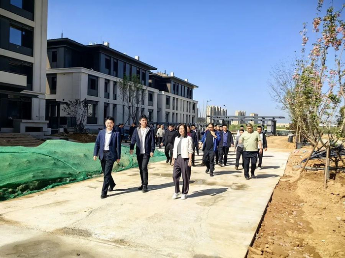 与会者实地参观上郡华府项目