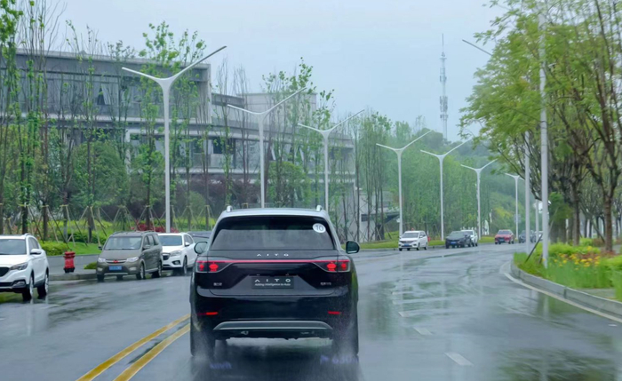 问界M9采用前双叉臂+后多连杆悬架。 赛力斯汽车供图 华龙网发