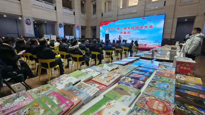 书香周口第二届全民阅读大会展出众多图书。