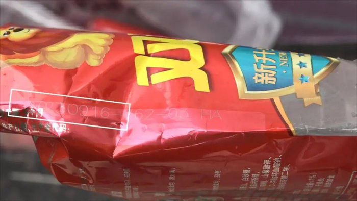   为何会有虫卵附着其上，甚至个别包装完整的火腿肠半根已经瘪掉，据李女士推测，是蛆虫将肉吃空了。