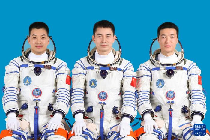   这是神舟十八号航天员叶光富（中）、李聪（右）、李广苏。 新华社发