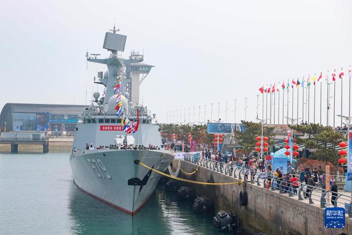   海军邯郸舰在山东青岛奥帆中心码头靠泊开放展示（4月22日摄）。新华社发（刘再耀 摄）