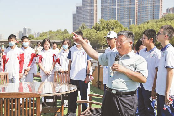 通州区政协教卫体和文化文史委主任程行利为学生讲解通州运河文化。 通州区教委供图