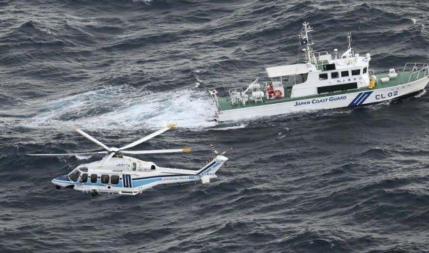 　　图为日本海岸警卫队巡逻船和直升机参加搜救任务。图源：日本共同社