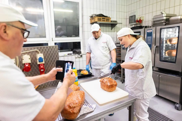  2023年11月22日，德国下萨克森州一位全平台粉丝数量超过10万的用户在自家店铺拍摄TikTok视频