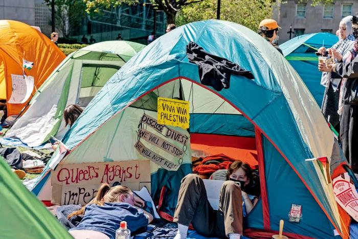  抗议者在哥大校园内设立营地。