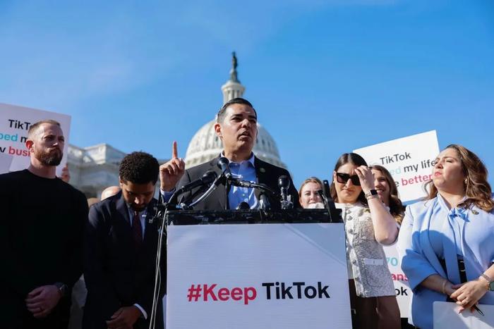 3月12日，来自加州的民主党众议员罗伯特·加西亚在华盛顿特区举行的 TikTok 新闻发布会上讲话
