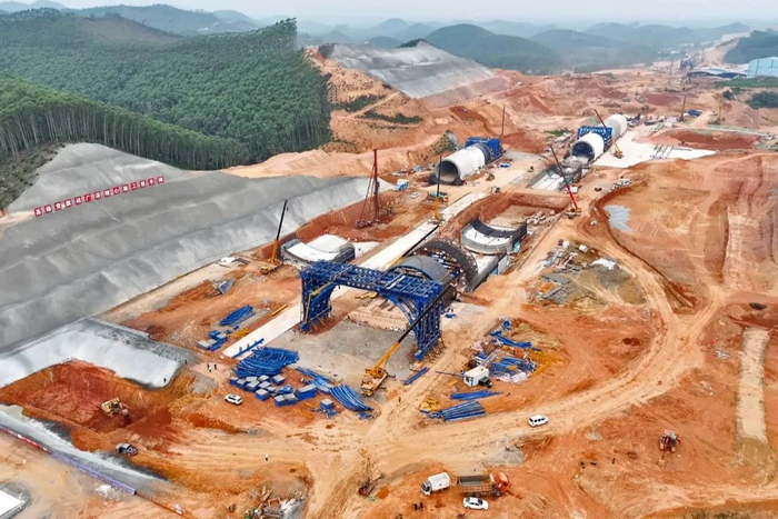 △广湛铁路珠三角枢纽机场站加紧建设中。李志滔 摄