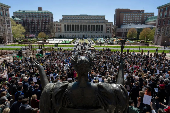  4月22日，美国纽约，哥伦比亚大学亲巴勒斯坦学生举行抗议集会现场。本文图/视觉中国