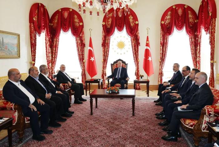  4月20日，土耳其总统埃尔多安（中）在伊斯坦布尔会见来访的巴勒斯坦伊斯兰抵抗运动（哈马斯）政治局领导人伊斯梅尔·哈尼亚（左四）。图/视觉中国